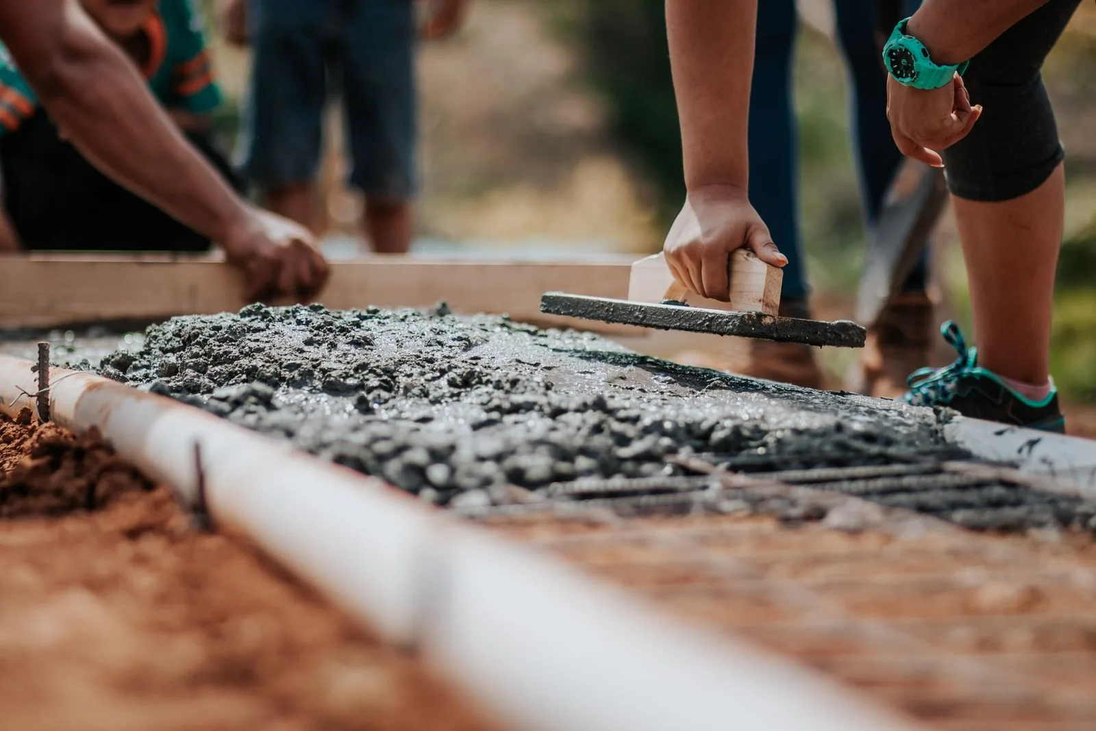 Fundații de beton turnate pe un șantier, folosite unde piloții bătuți nu se pot folosi