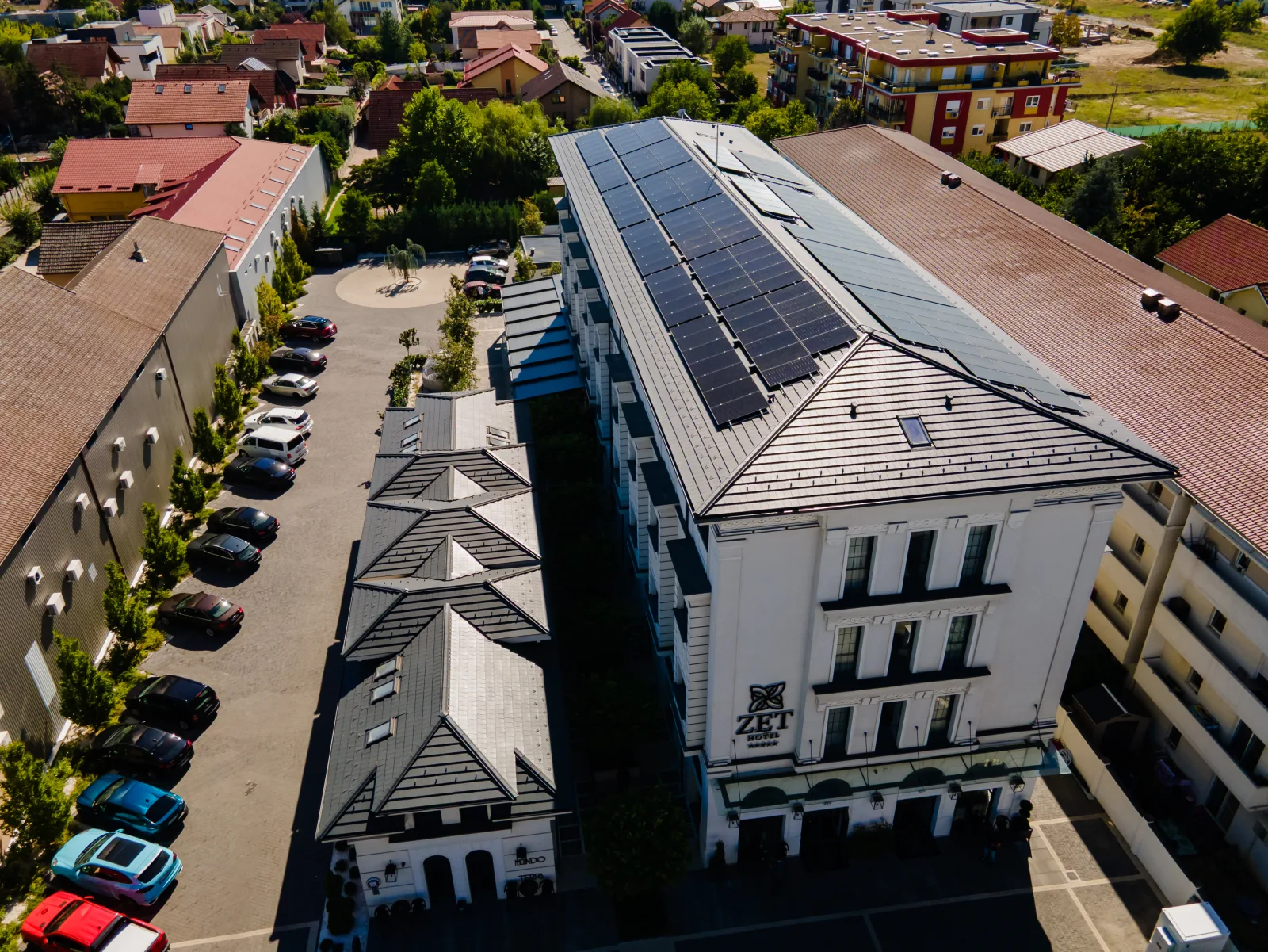 Dulapuri de stocare a energiei instalate într-o încăpere tehnică, cu cabluri organizate pe traseu