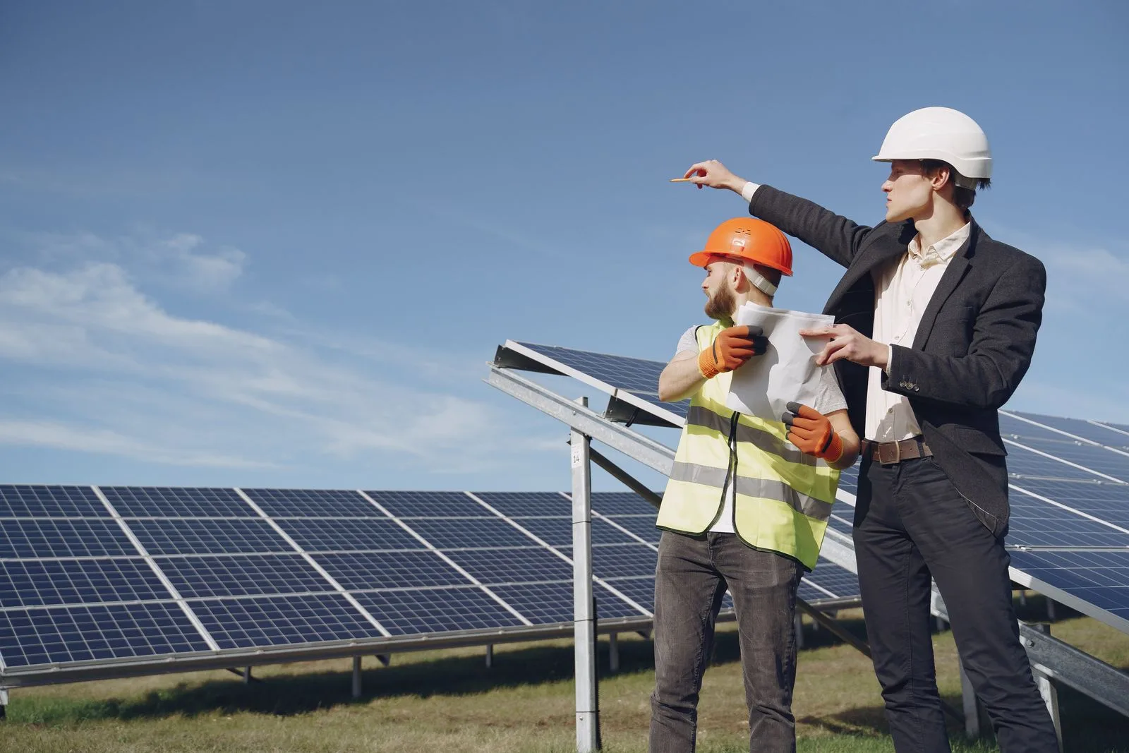 Cum aleg un instalator de panouri fotovoltaice: 8 criterii esențiale