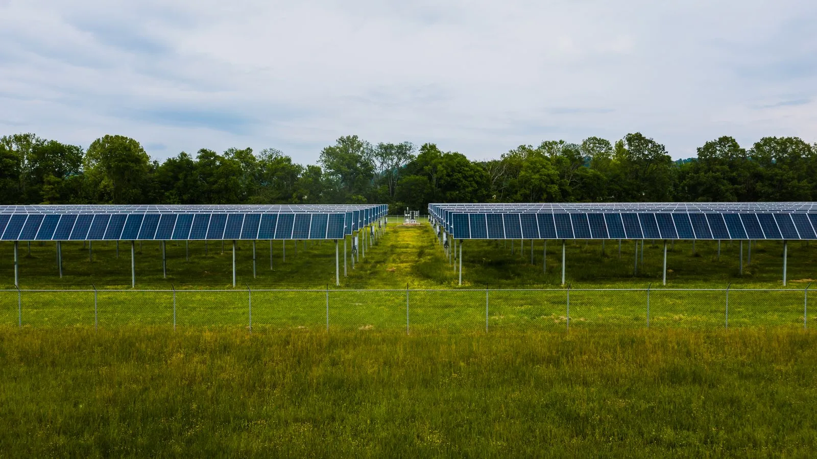 Ramming parcuri fotovoltaice: fundații fără beton, structuri