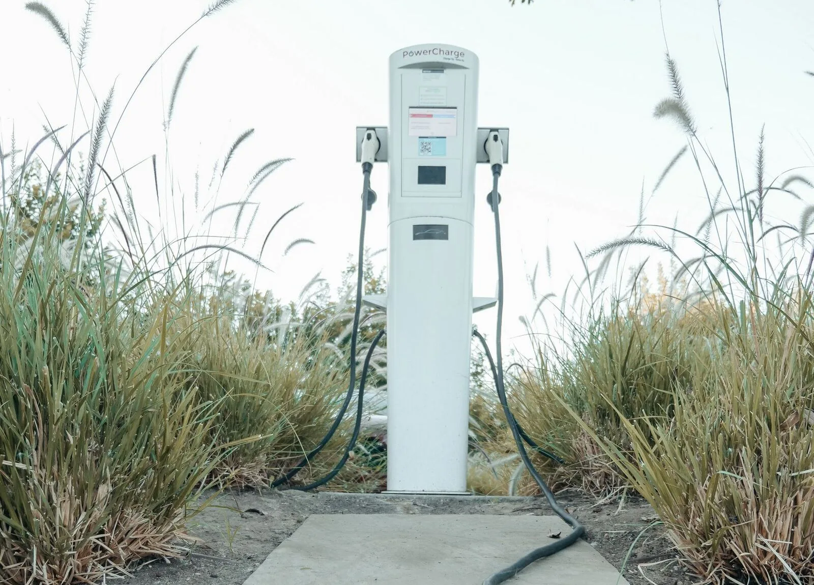 Stație de reîncărcare pentru vehicule electrice cu două cabluri și două prize de încărcare