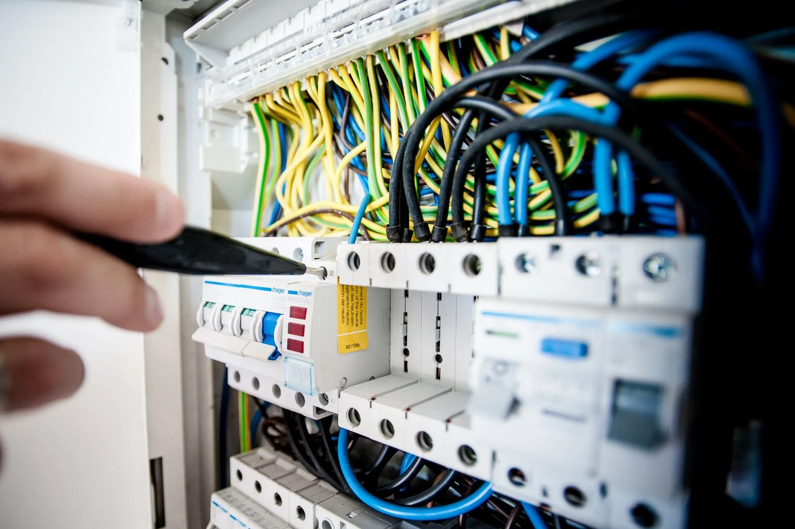 Tablou electric cu siguranțe automate și protecții pe șină, cu cabluri ordonate pe culori