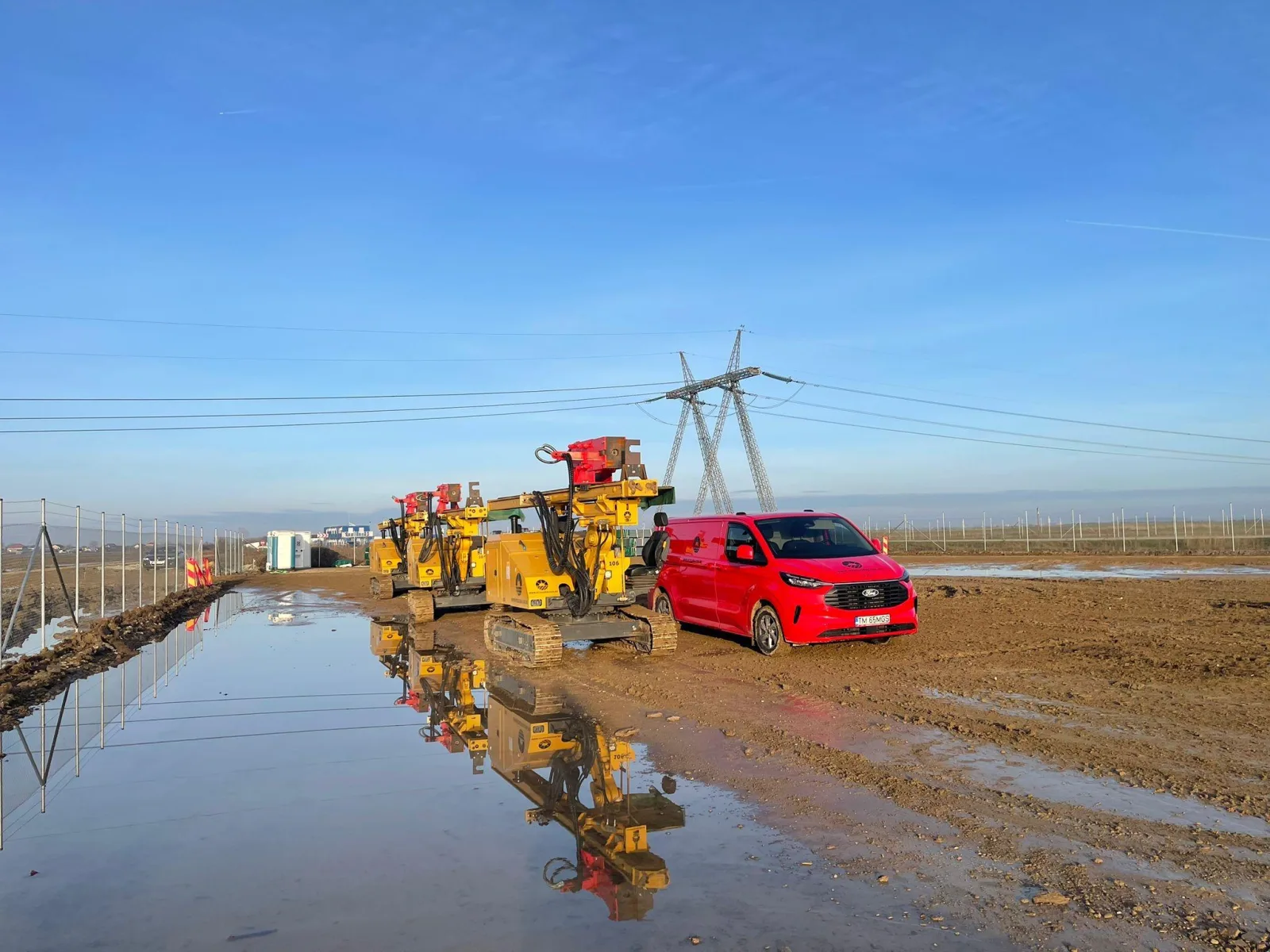 Utilaje de ramming aliniate pe șantierul de parc fotovoltaic de la Corbii Mari