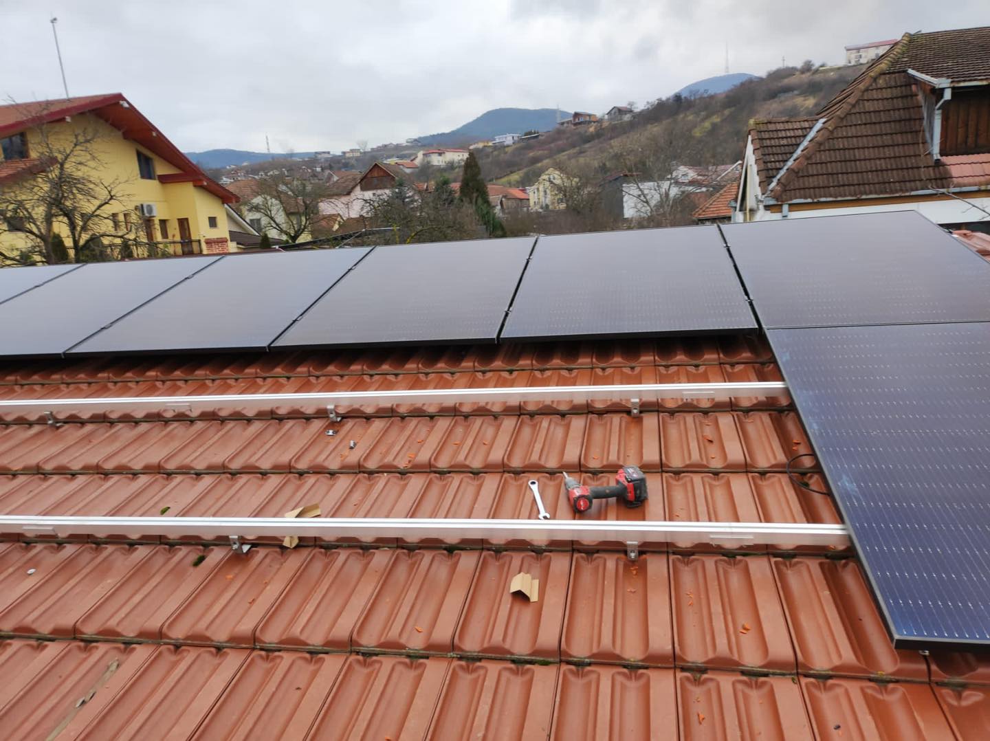 Sistem 8,5 kW trifazic hibrid